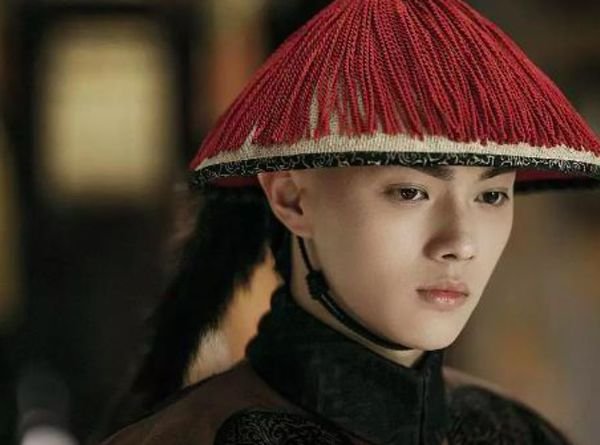 还珠格格中令妃和福伦一家什么关系？