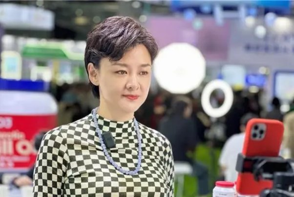主持人李小萌个人简历