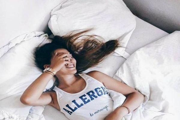 裸睡时突然被室友或家人爬床是一种怎样的体验？