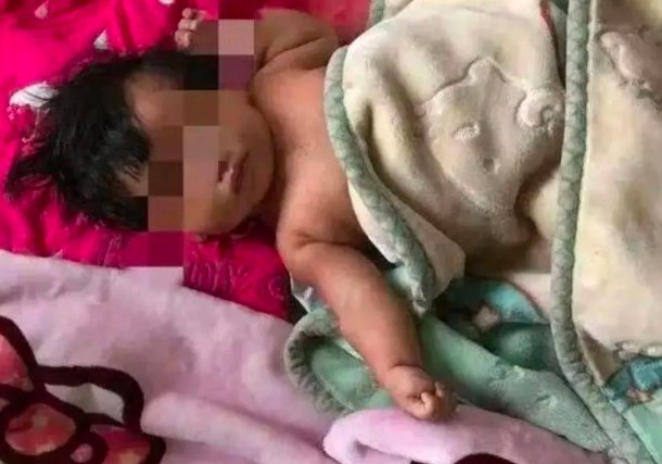 坠楼女婴父亲奇葩行为为何被质疑？