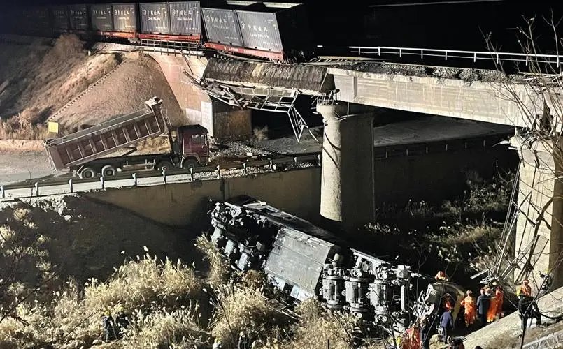 甘肃发生脱轨坠桥事故，致3人死亡1人重伤，事发时的情况有多惊险？