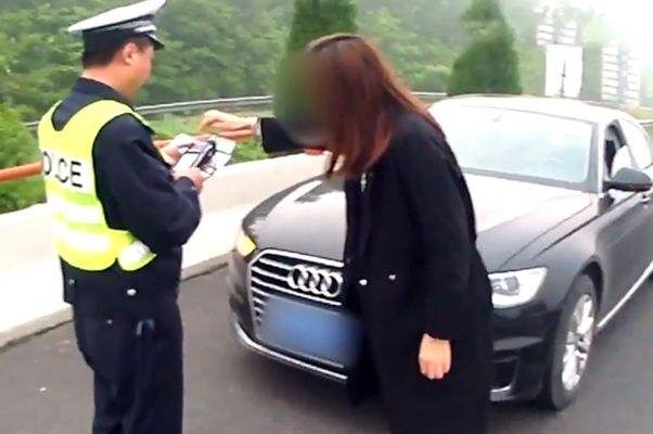 女司机高速停车炒股被罚，高速上能随意停车吗