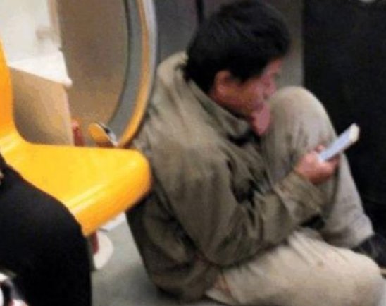 农民工怕弄脏座位坐地上车长一把扶起，对此你怎么看？