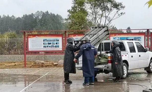 上海大白被风刮跑，洗澡被风吹走帐篷，当地的天气有多恶劣？