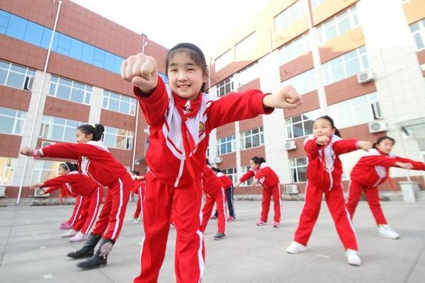 课堂上，一物理老师室内演示电流，底下的学生对此作何反应？