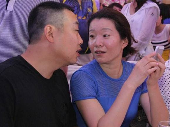 刘国梁的爱妻身价上亿，结婚15周年甜蜜示爱，他的妻子有何背景？