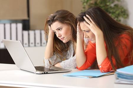 同事突然到我电脑前看我在做什么，你觉得该不该告诉他我很讨厌这种行为？