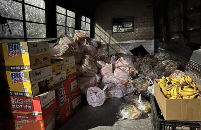 上海一快递员自掏7万元给人买物资，这位快递小哥身上体现出哪些正能量？