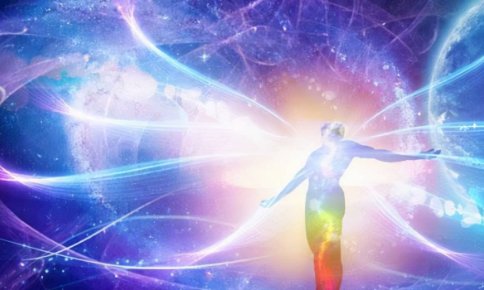 飞机遇强气流，女乘客伸手默默保护下蹲避险空姐，如何看待她的这番善举？