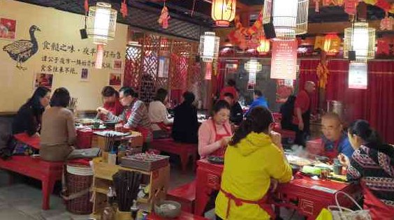 谭鸭血回应火锅内有多条蠕虫，店家到底是如何做出解释的？