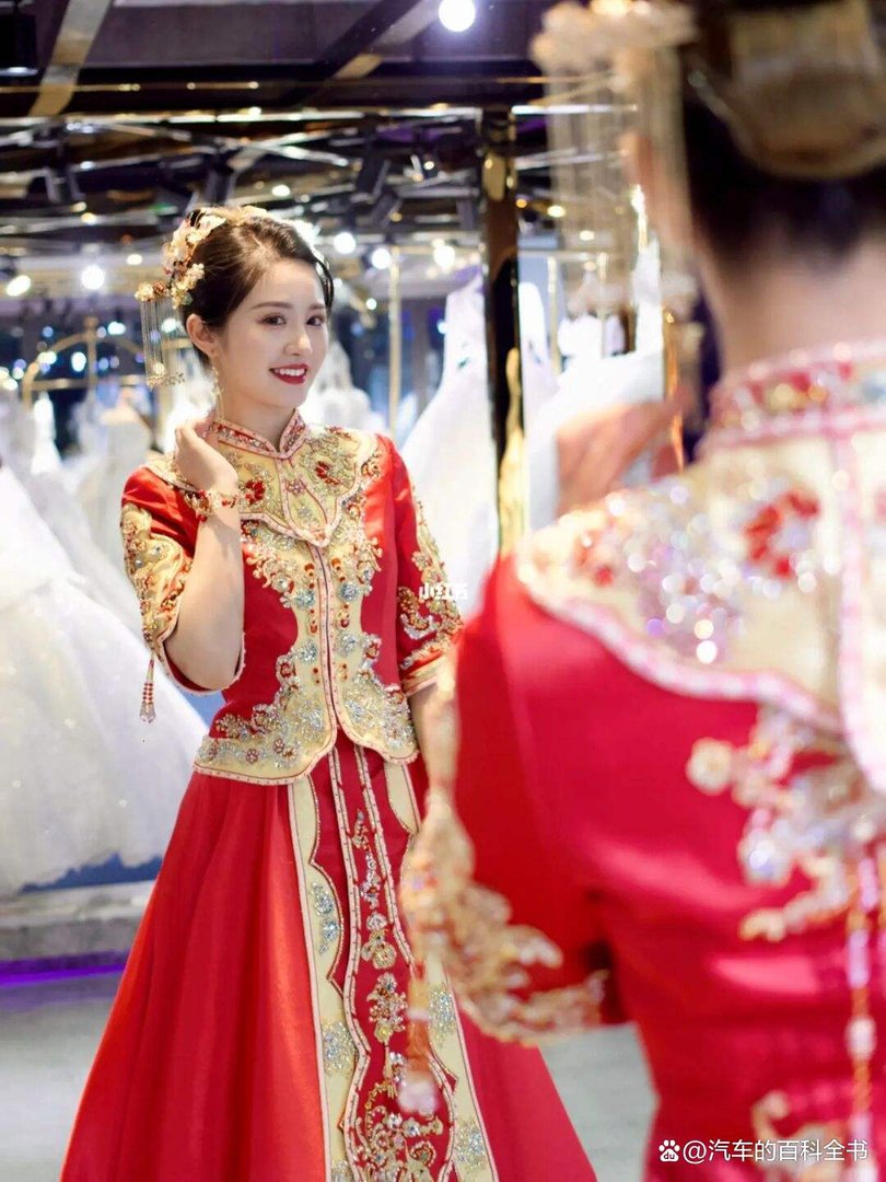 婆婆耗时1年为儿媳做婚礼凤冠，如何看待婆婆的行为呢？