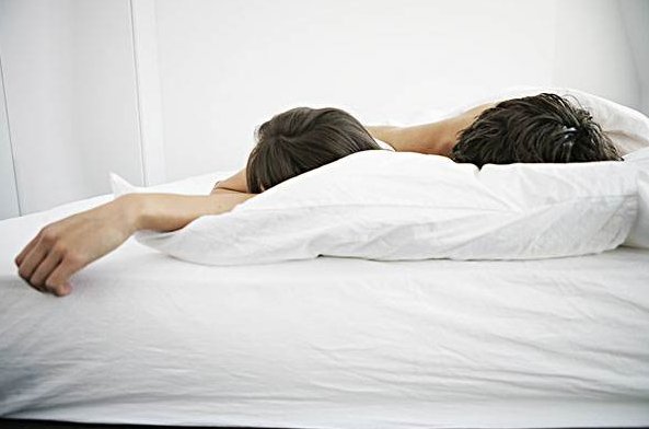 女朋友睡觉后,男朋友会偷偷做什么呢?