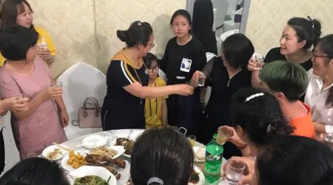 教师节的时候敬酒词怎样写比较好啊？