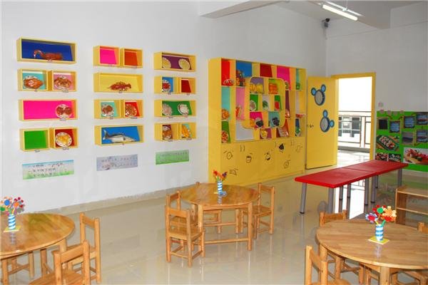 因不睡午觉，2岁男童两分钟遭老师掌掴8次，该名老师是否该被严惩？