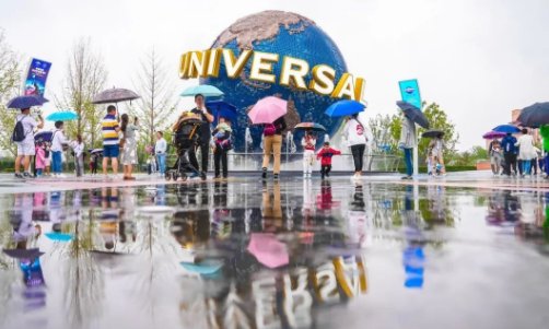 北京环球影城矿泉水10元一瓶，你觉得贵吗？