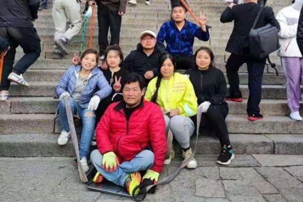 四女子抬好友登泰山，她们为何要这么做？