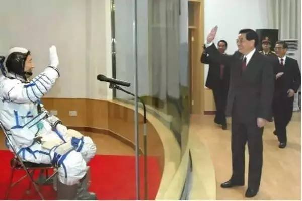 杨利伟第一次乘搭载人航天飞船进入太空是什么时候？