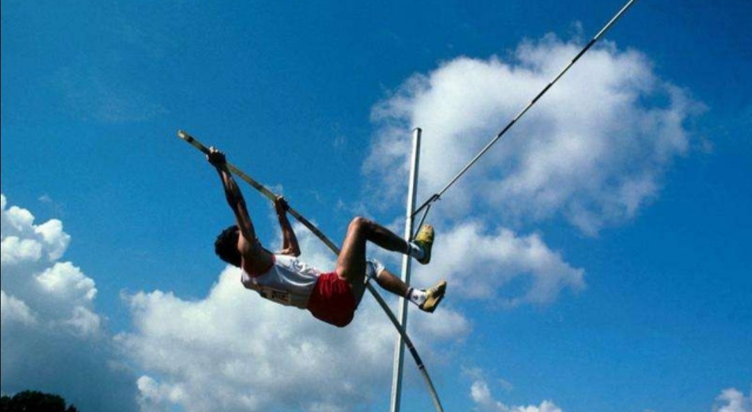 一男子以杆跳方式“跳入”韩国，该男子这么做的目的是什么？