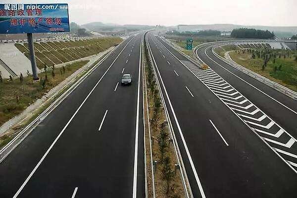 女司机高速停车炒股被罚，高速上能随意停车吗