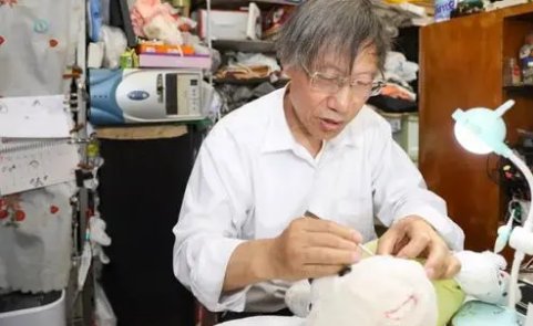 上海的退休老人开娃娃诊所修复上千玩偶，他身上有哪些可贵品质？