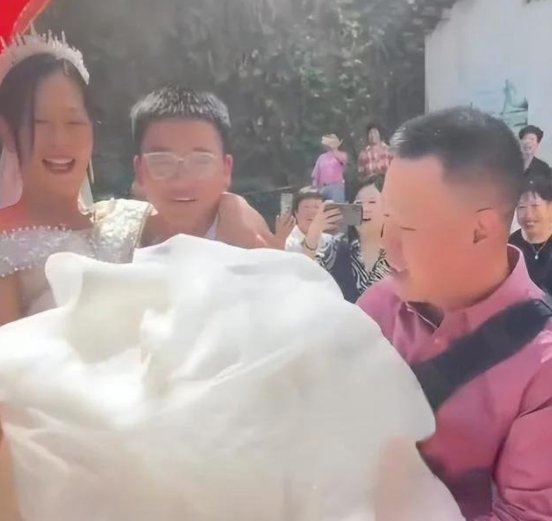 新娘回应14岁儿子抱自己出嫁：过好自己的生活，为何有的人二婚会更幸福？