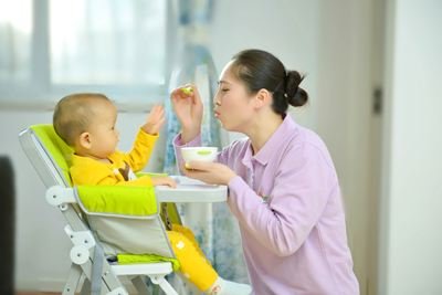 重庆一保姆大力拍打婴儿，警方介入！事件背后暴露出了该行业的哪些乱象？