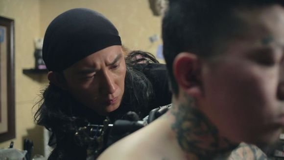 文章在人后背纹了一条龙那个是什么电影