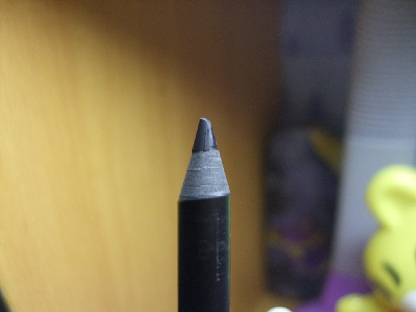 solone眼线笔怎么削？笔头那个灰黑色像塑料的套子用去掉吗？