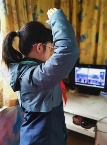 临汾一“萌娃”蹭姐姐网课学英语，孩子们喜欢上网课还是线下课程？