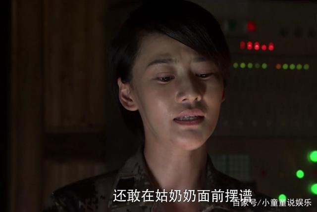 一个特种兵单挑普通女兵不过，二打一，这下有看头了