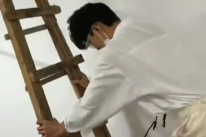 男子晒空中阁楼出租房搭电梯回家照片引热议，回家之路有多艰难？
