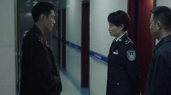 《扫黑风暴》这部热播剧中,徐英子咬桌角是什么意思?