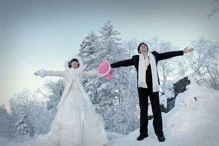 要是新人在冬季拍婚纱照，婚纱里面下身该穿什么？