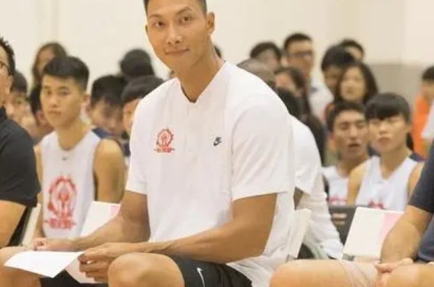 易建联在cba的年薪