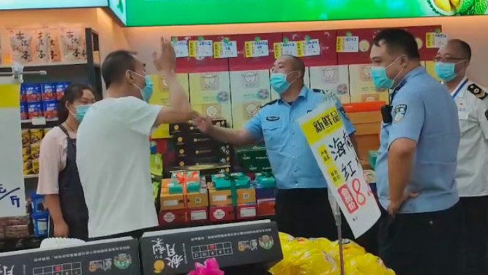 警方通报：四川一水果店老板静默期营业！其行为可能会引发什么后果？