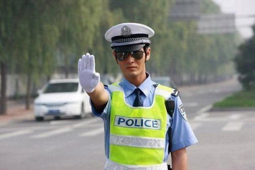 交警穿警服吃早餐被举报,网友称理解,生活中的交警到底有多辛苦?