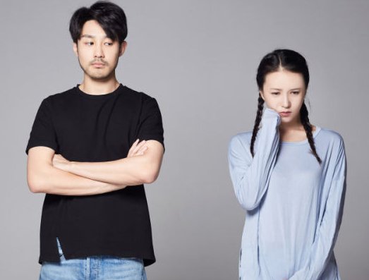 男友总是拿我们的聊天记录和朋友分享怎么办