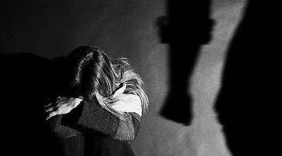 上海一父亲长期家暴并霸占精神病女儿房子，法院最终是如何判决的？