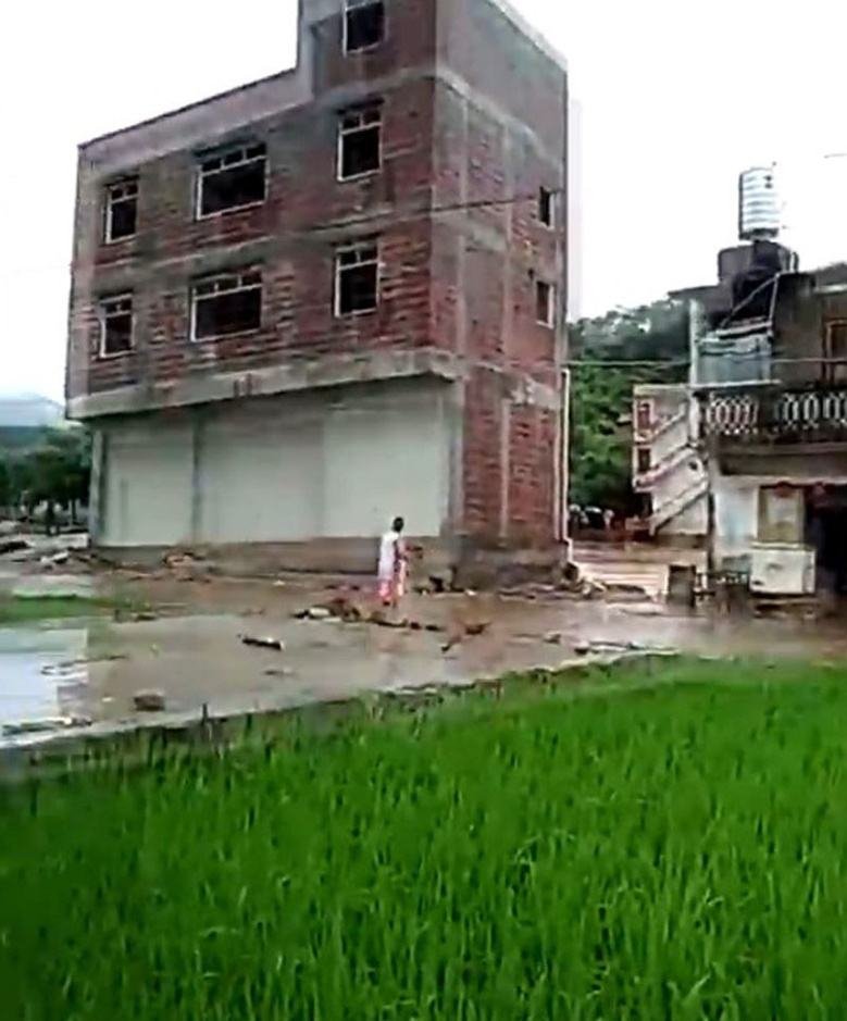 50万建的新房被洪水冲倒，此次事件是否会得到赔偿？