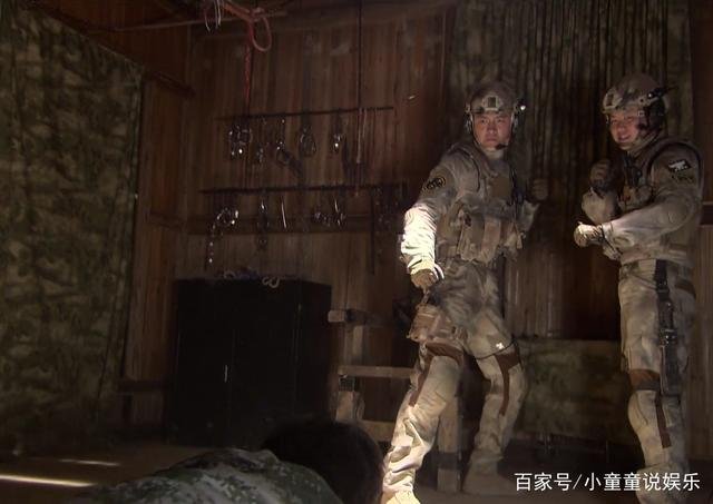 一个特种兵单挑普通女兵不过，二打一，这下有看头了