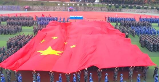 如何看待5000名大一新生传递巨幅国旗这件事？