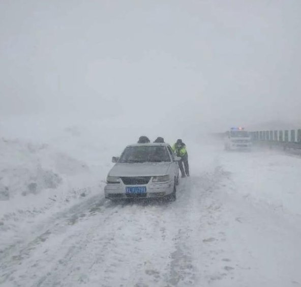 内蒙古通辽火车“破雪”前行，这场暴雪还给当地带来了哪些影响？