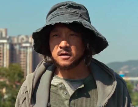 老默为啥背后一滩血