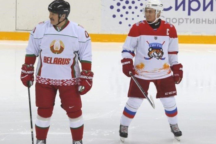 俄罗斯冰球运动员被球击中身亡，现场发生了什么？