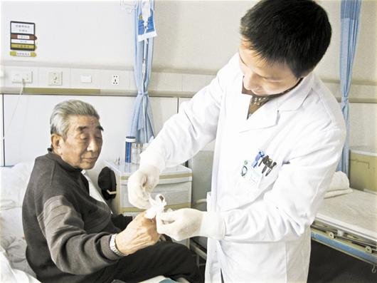 啃指男的咬人事件