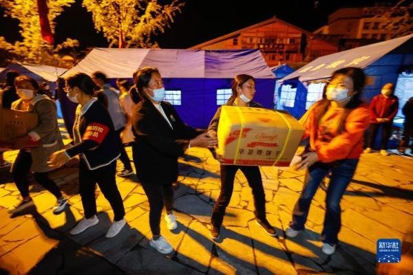四川泸定居民：地震来时正在广场做核酸，地震后防疫措施该如何管控？