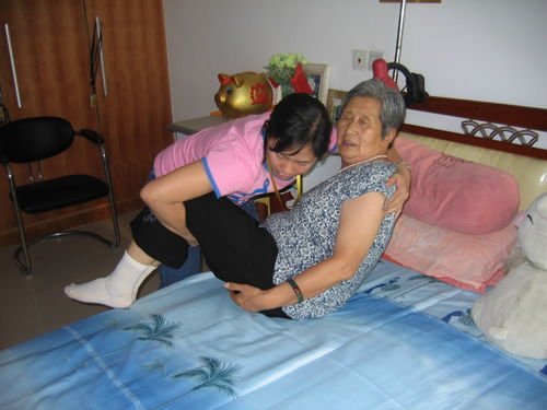 重庆一保姆大力拍打婴儿，警方介入！事件背后暴露出了该行业的哪些乱象？