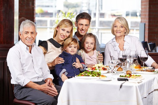 离异女子嫁给女儿同班同学的爸爸，年龄相仿法律允许，为何会引发争议？