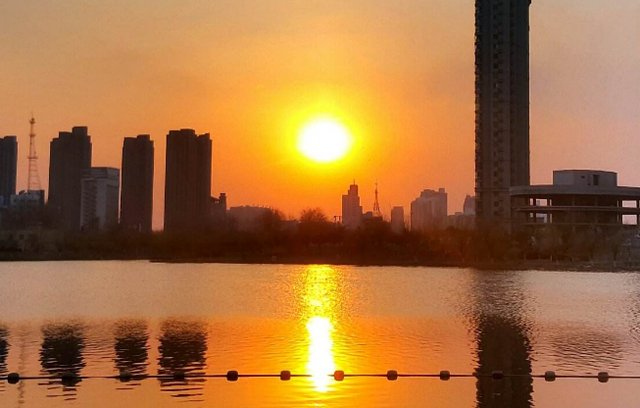 妻子跳河不救还约人夜宵，丈夫是否涉嫌犯罪？