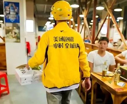 网友称上海一跑腿小哥接单后拖延送货并“勒索”，美团对此有何回应？